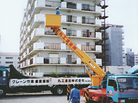 引越し用高所作業車